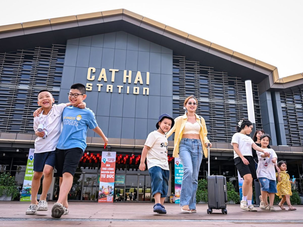 Hệ thống cáp treo Cát Hải giúp rút ngắn thời gian qua đảo và mang đến thêm một trải nghiệm ngắm toàn cảnh vịnh từ trên cao