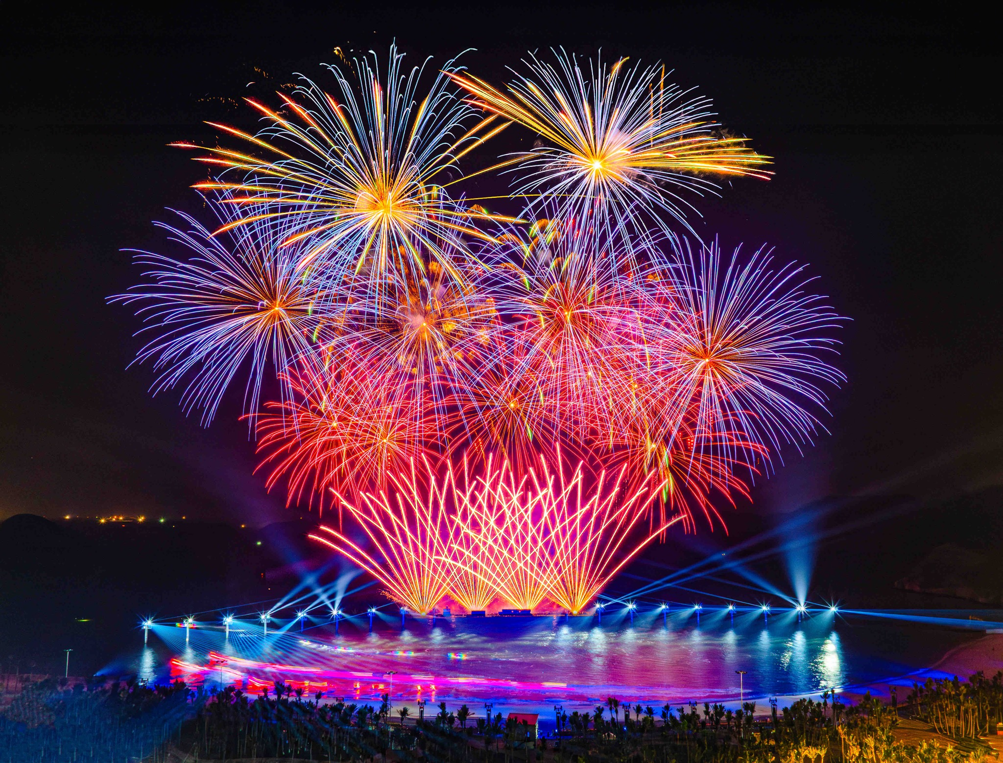 Enjoy an elegant evening dinner while watching dazzling fireworks at Sun Bavaria Cat Ba