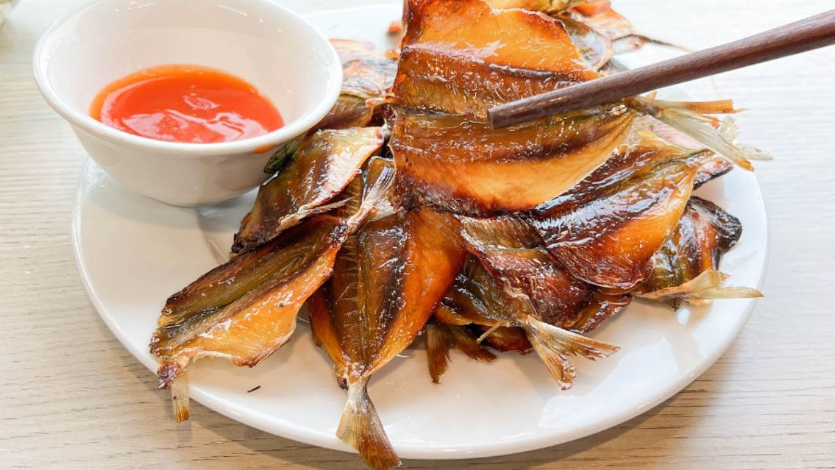 Dried fish is a popular Cat Ba specialty that many visitors choose to bring home as a gift