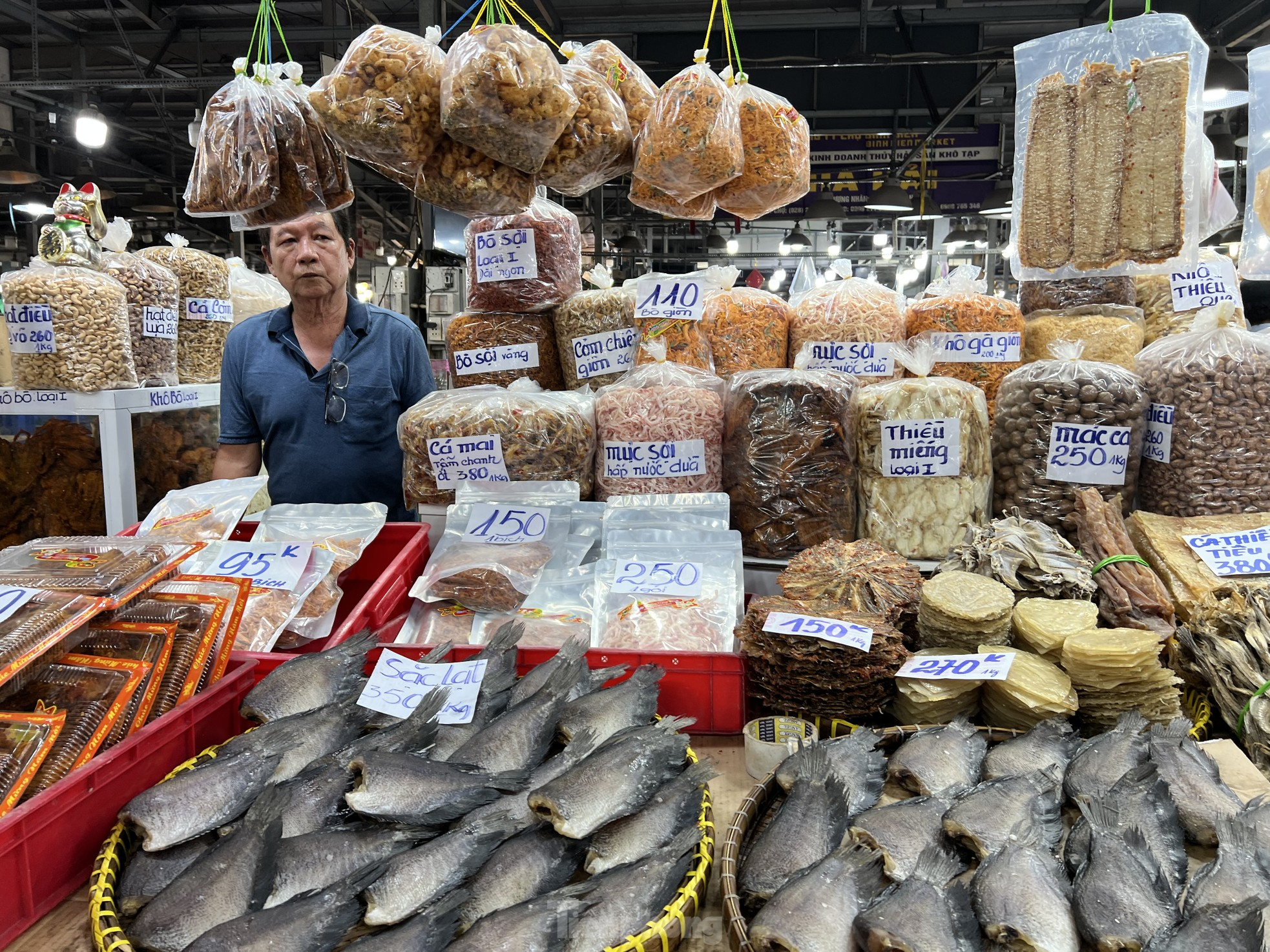 Cat Ba Market is a popular stop for visitors looking to buy local specialties after exploring the island
