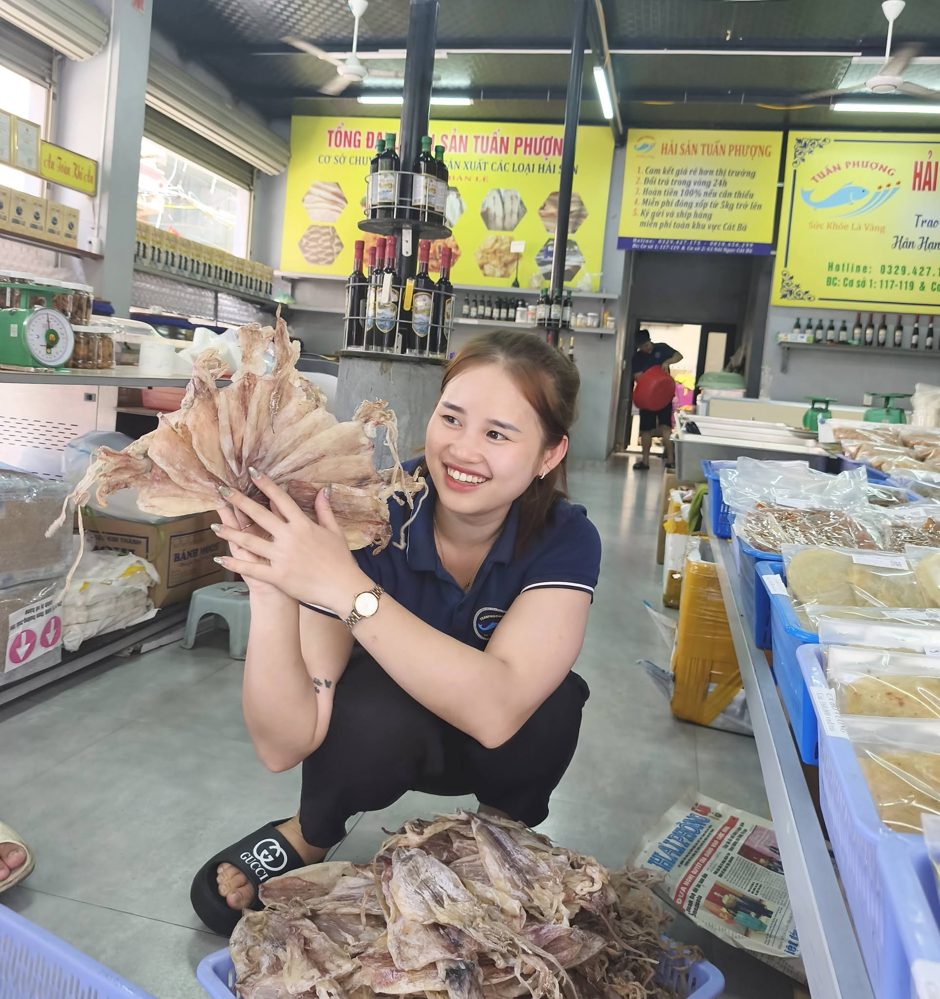 Cat Ba dried squid is a meaningful gift to bring home after exploring the island's coastal scenery