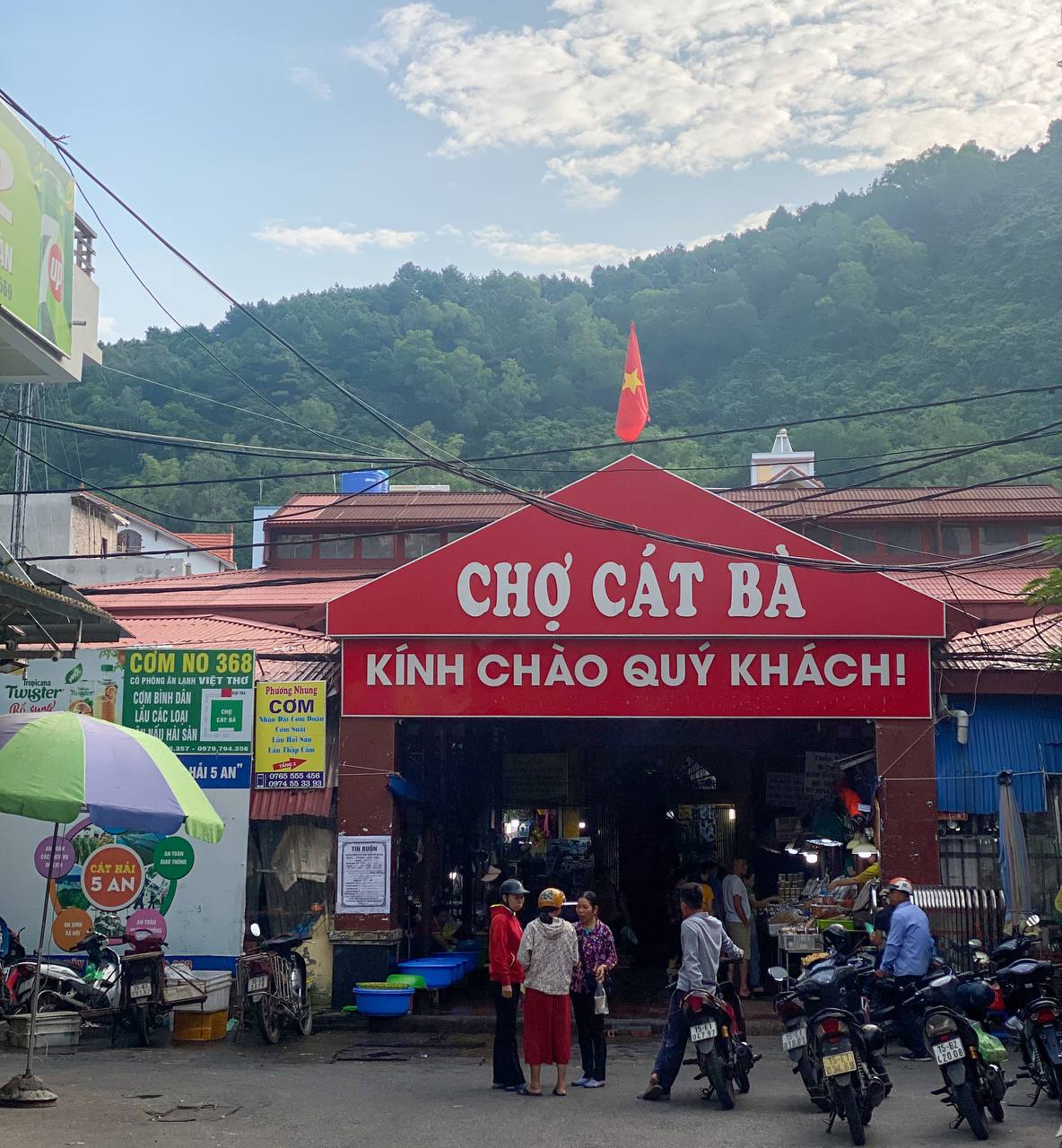 Cat Ba Market is a convenient place to shop for a variety of local specialties