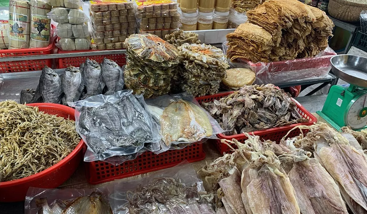 Khu đặc sản khô bày bán nhiều sản phẩm mang hương vị đặc trưng của vùng biển Cát Bà