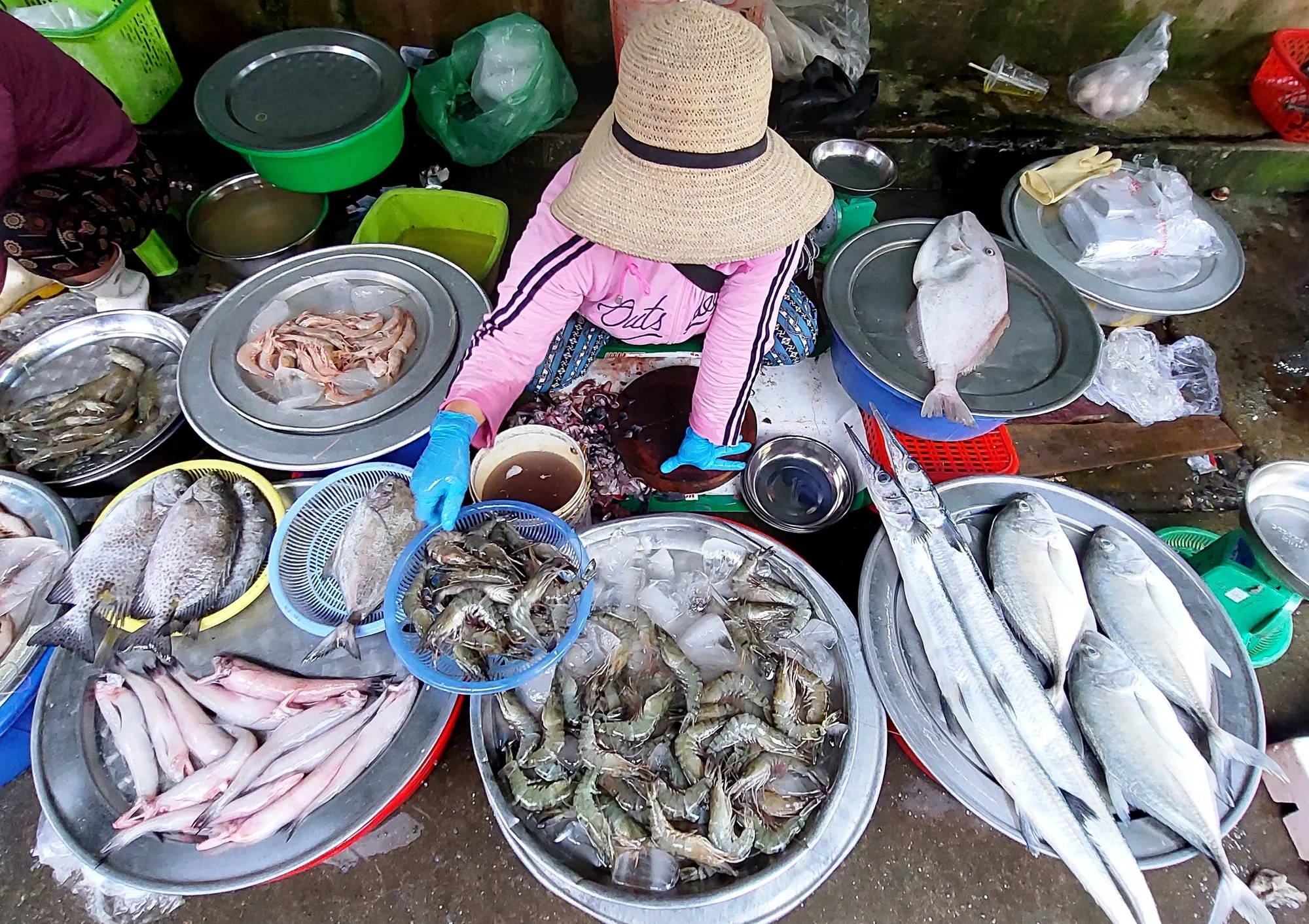 The fresh seafood section attracts visitors with seafood brought ashore on the same day