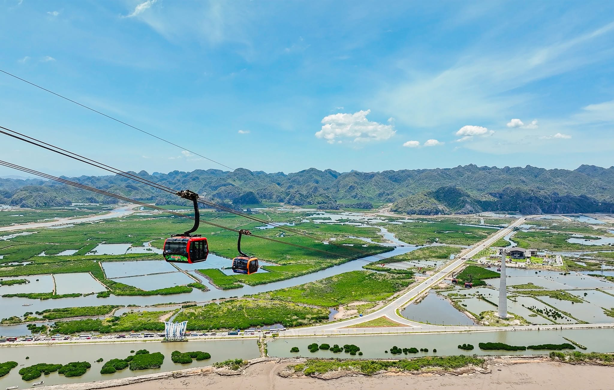 Ngắm toàn cảnh biển đảo từ cáp treo Sun World Cat Ba là trải nghiệm được nhiều du khách yêu thích