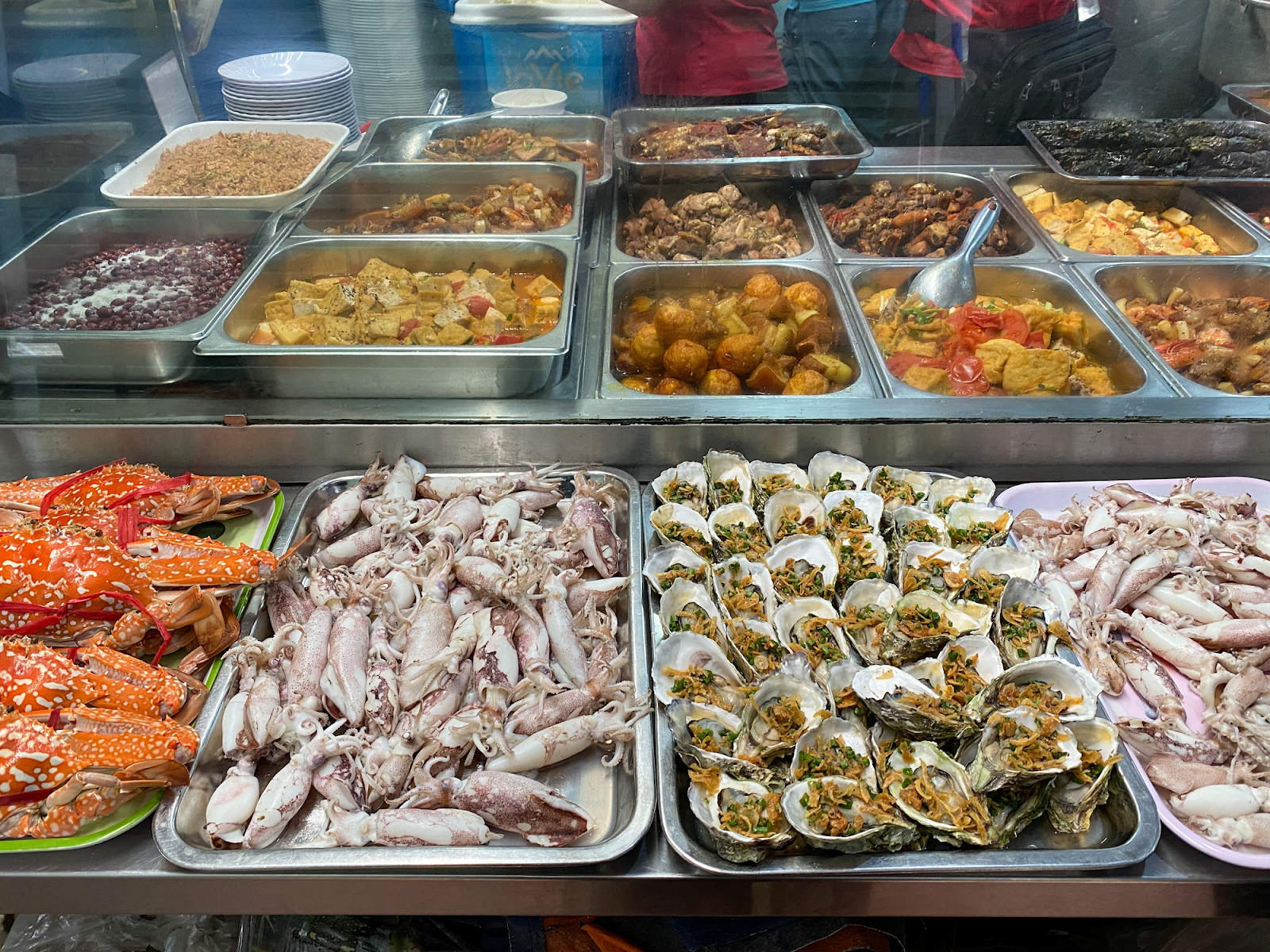 Những món hải sản tươi ngon được bày bán tại chợ đêm Cát Bà