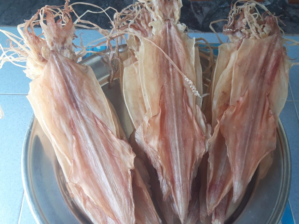 Đặc sản biển và các sản phẩm đóng gói là lựa chọn được nhiều du khách mang về sau chuyến đi Cát Bà