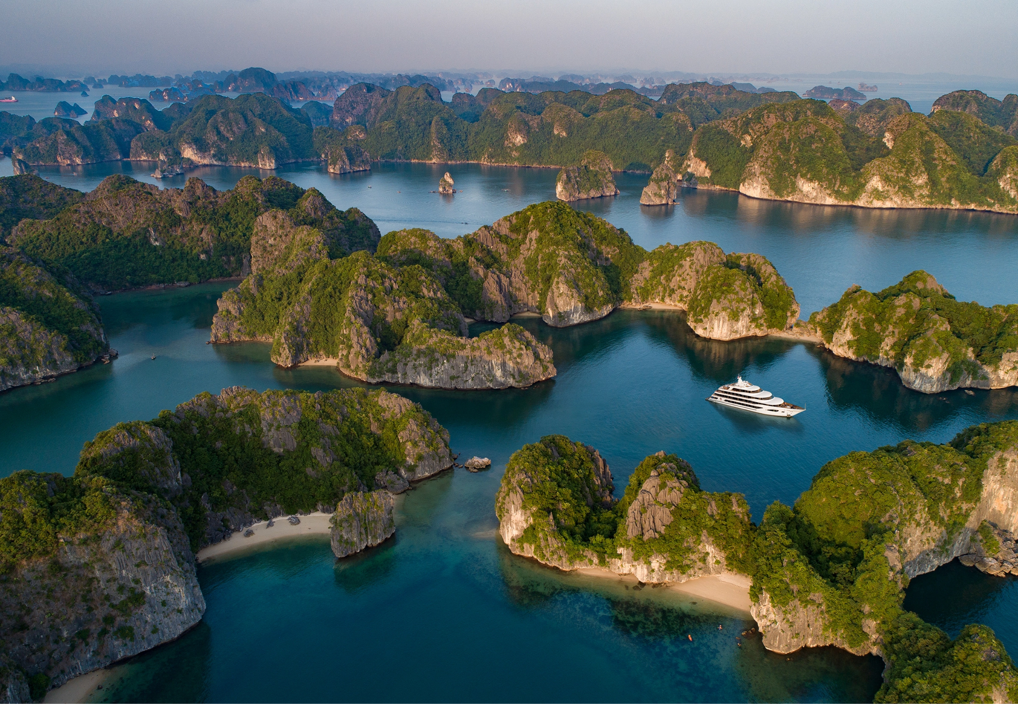 Vịnh Lan Hạ gây ấn tượng với mặt nước xanh trong và những đảo đá vôi tạo nên khung cảnh thanh bình