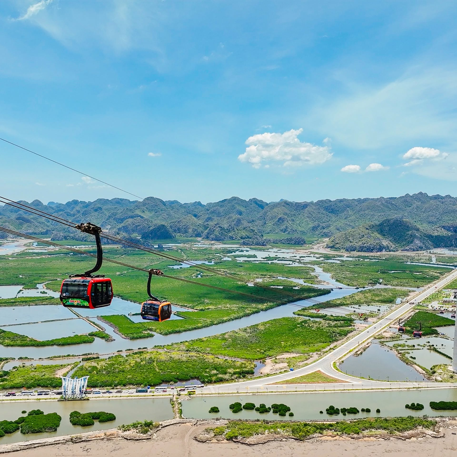 Cáp treo Sun World Cat Ba mang đến góc nhìn toàn cảnh về biển đảo và những dãy núi đá vôi đặc trưng của Cát Bà