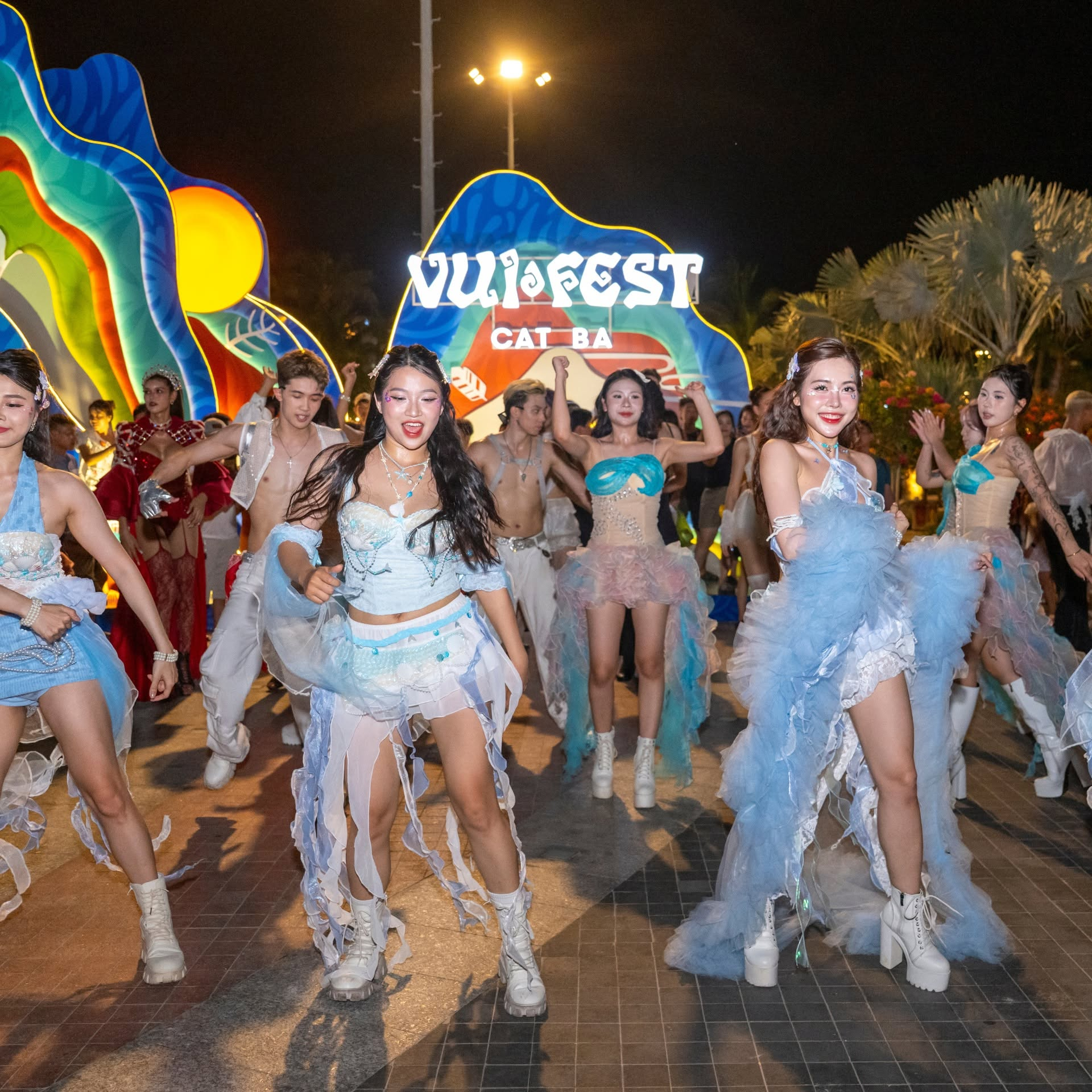 Các chương trình nghệ thuật góp phần tạo nên không khí lễ hội tại chợ đêm VUI-Fest Cát Bà