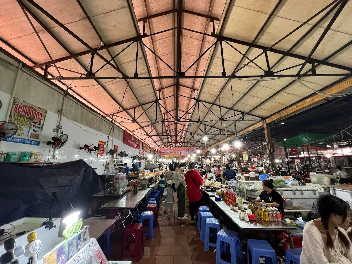 Các khu chợ truyền thống là địa điểm quen thuộc để tìm mua nhiều đặc sản đặc trưng của Hải Phòng