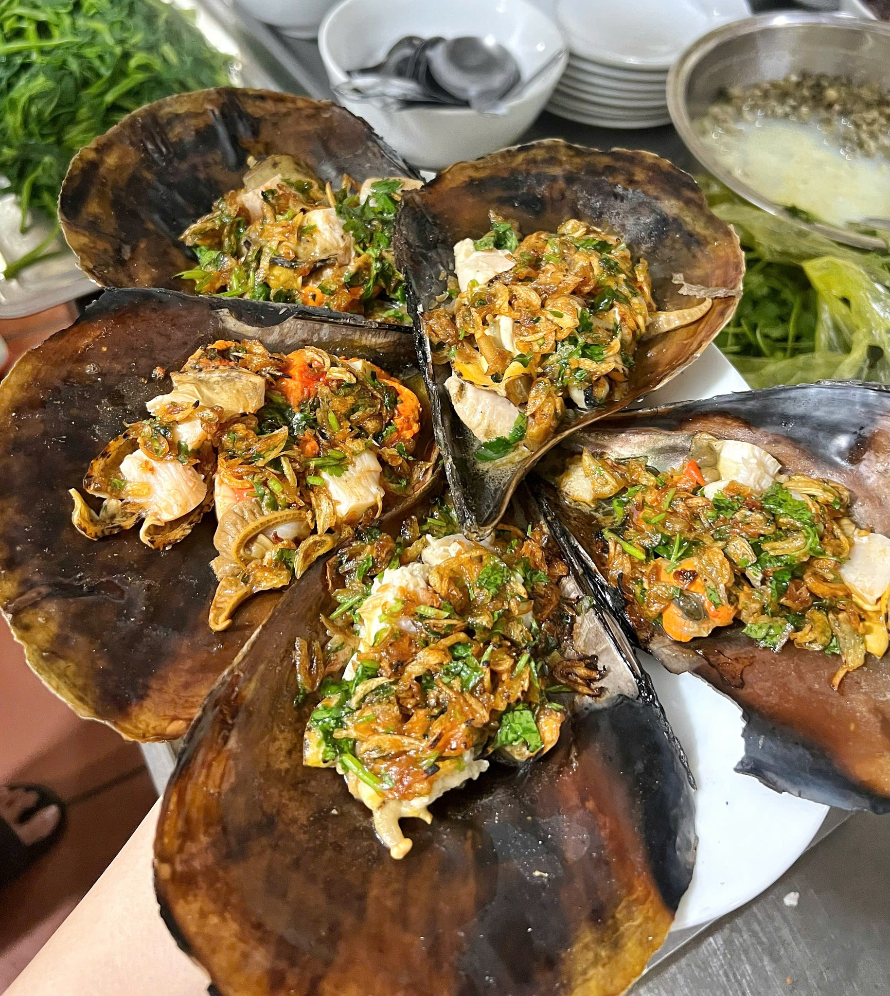 Món sò mai nướng mỡ hành nổi tiếng tại nhà hàng Viễn Dương