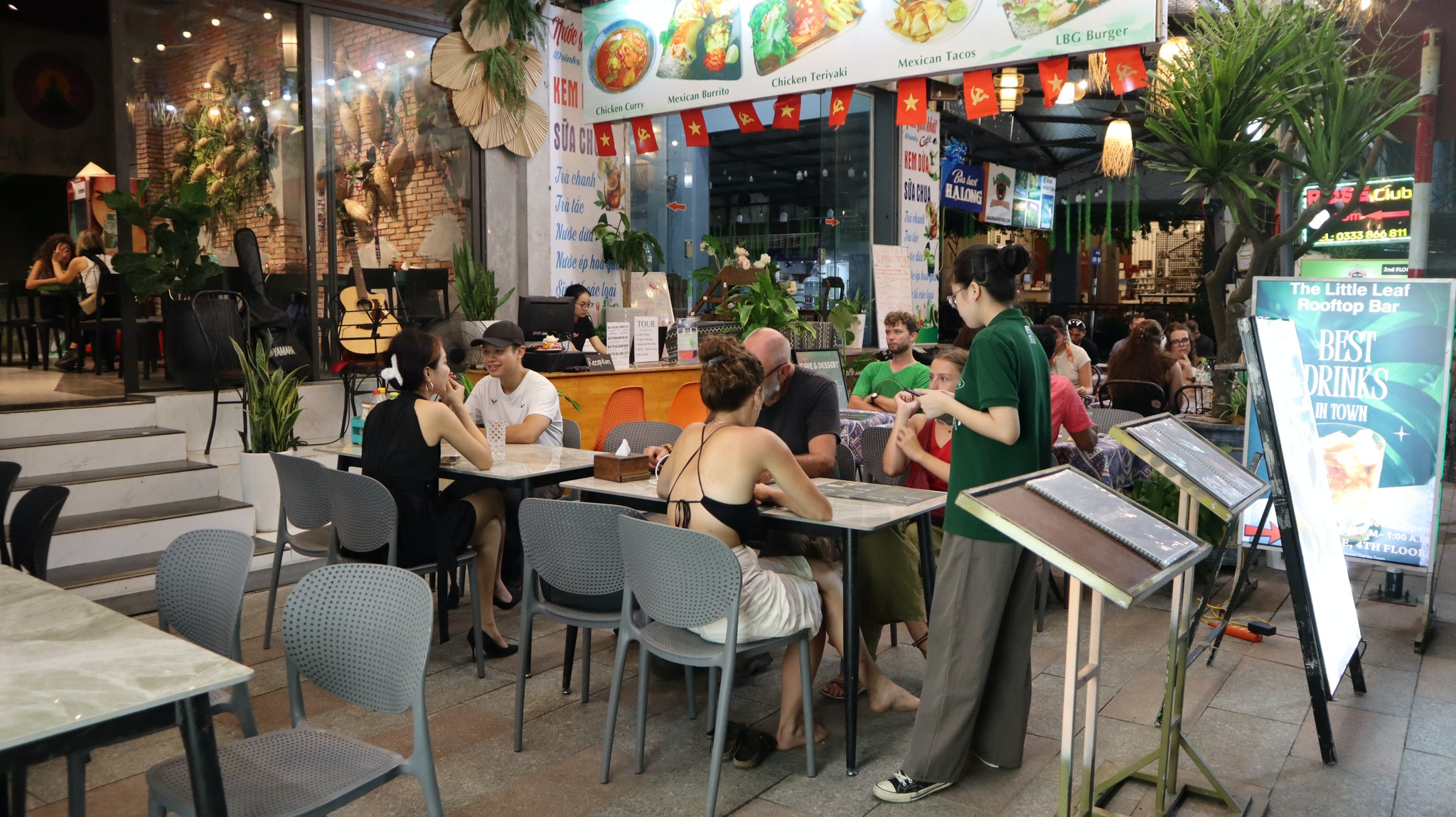 Không gian thoáng đãng của The Little Leaf Restaurant