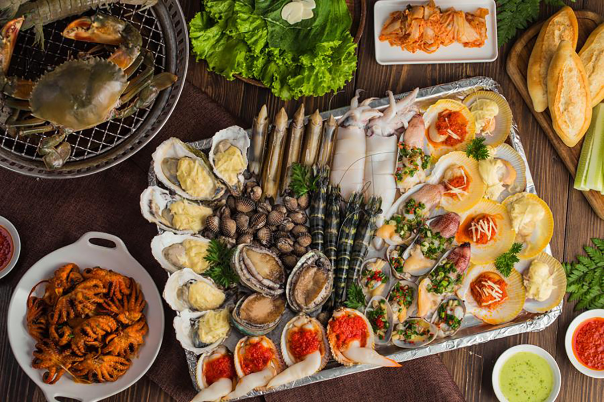 Đảo Cát Bà nổi tiếng với nhiều món hải sản tươi ngon và được chế biến tinh tế