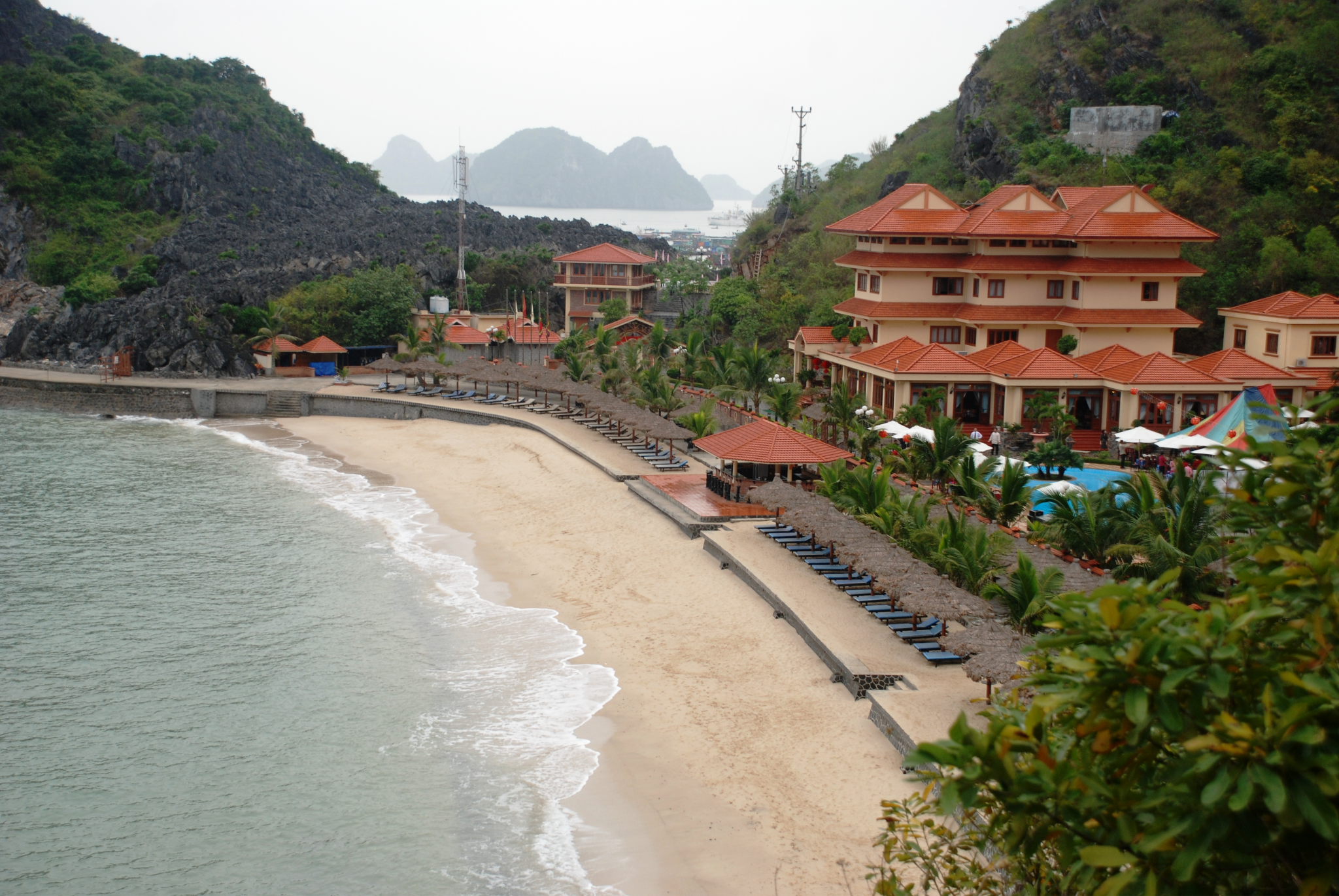 Catba Sunrise Resort sở hữu không gian nghỉ dưỡng hài hòa giữa biển và núi