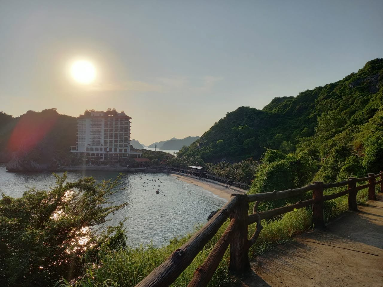 Các khu nghỉ dưỡng sở hữu tầm nhìn hướng biển và núi đá mang đến trải nghiệm thư giãn giữa thiên nhiên Cát Bà