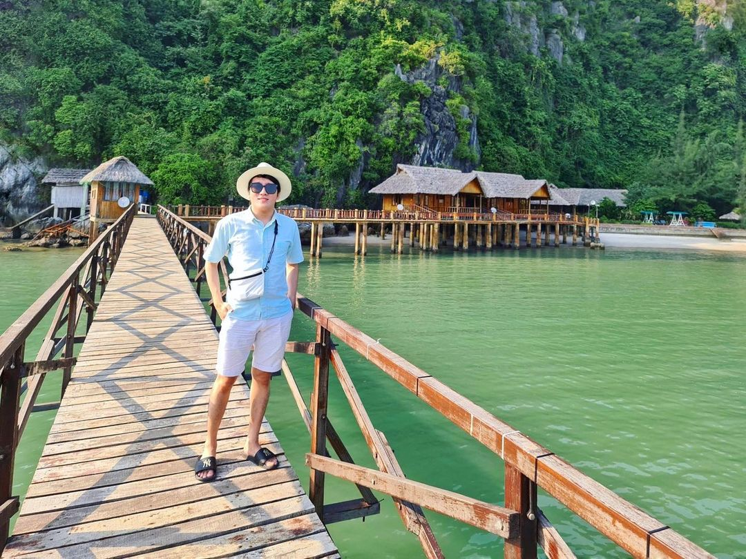 Những bungalow gỗ bên bờ biển tạo nên vẻ đẹp mộc mạc của Cat Ba Sandy Beach Resort