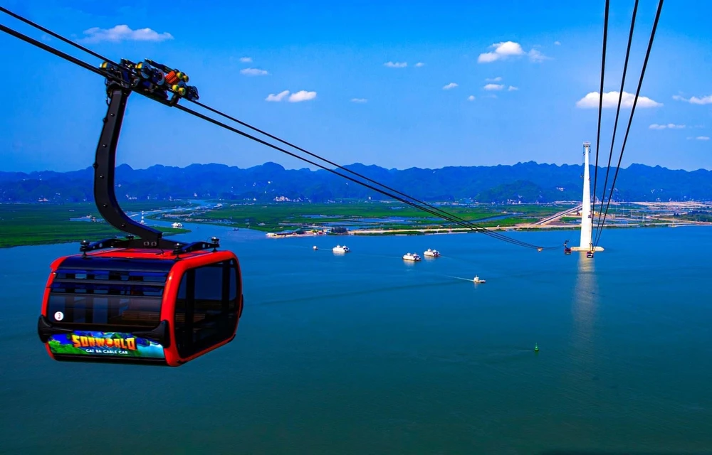 Cáp treo Sun World Cat Ba mang đến góc nhìn toàn cảnh biển xanh, núi đá vôi và làng chài trước khi du khách đặt chân đến đảo Cát Bà