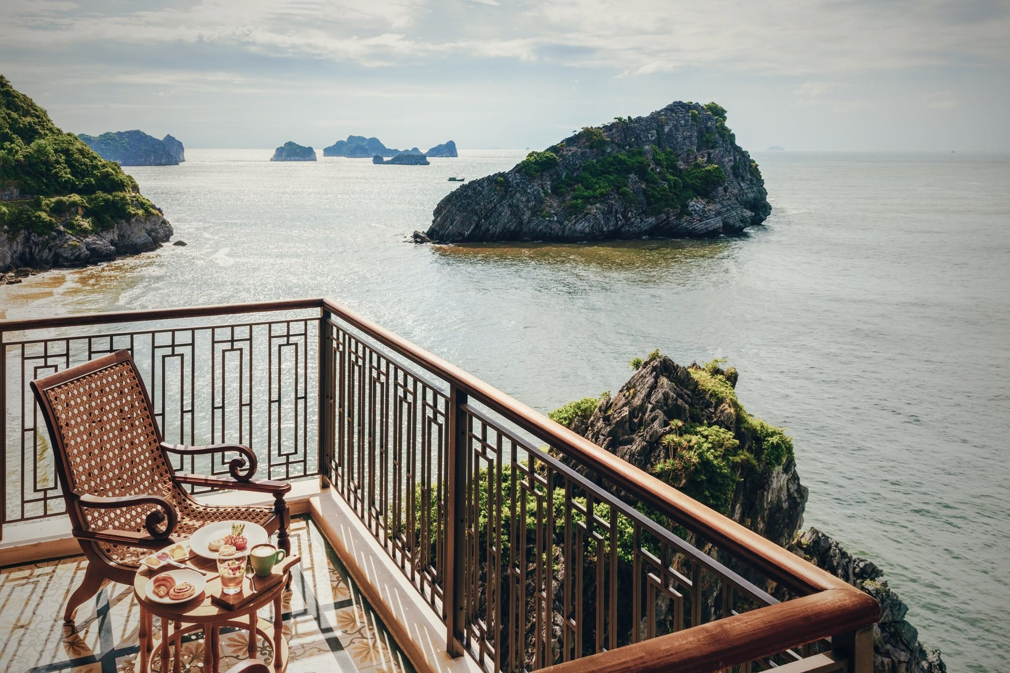 Ban công hướng biển là điểm nhấn giúp du khách tận hưởng trọn vẹn vẻ đẹp của Cát Bà ngay tại phòng nghỉ