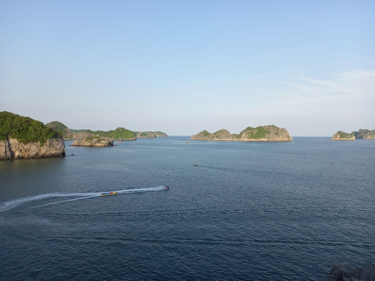 Khung cảnh biển xanh và núi đá vôi tạo nên sức hút đặc trưng của những resort hướng biển tại Cát Bà