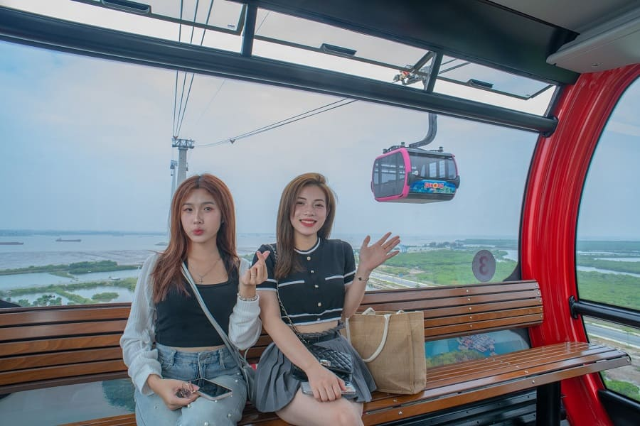 Từ cabin cáp treo Sun World Cat Ba, du khách có thể thu vào tầm mắt khung cảnh biển đảo rộng lớn