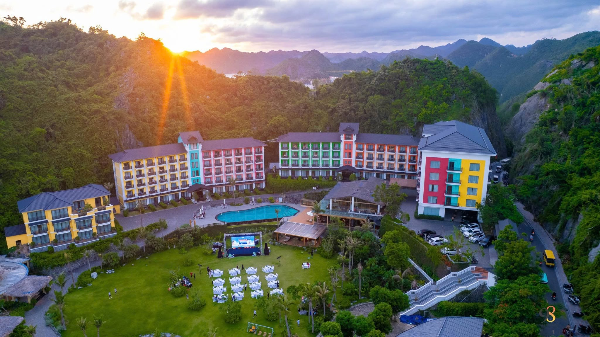 Catba Island Resort & Spa sở hữu không gian nghỉ dưỡng hài hòa giữa biển xanh và núi đá