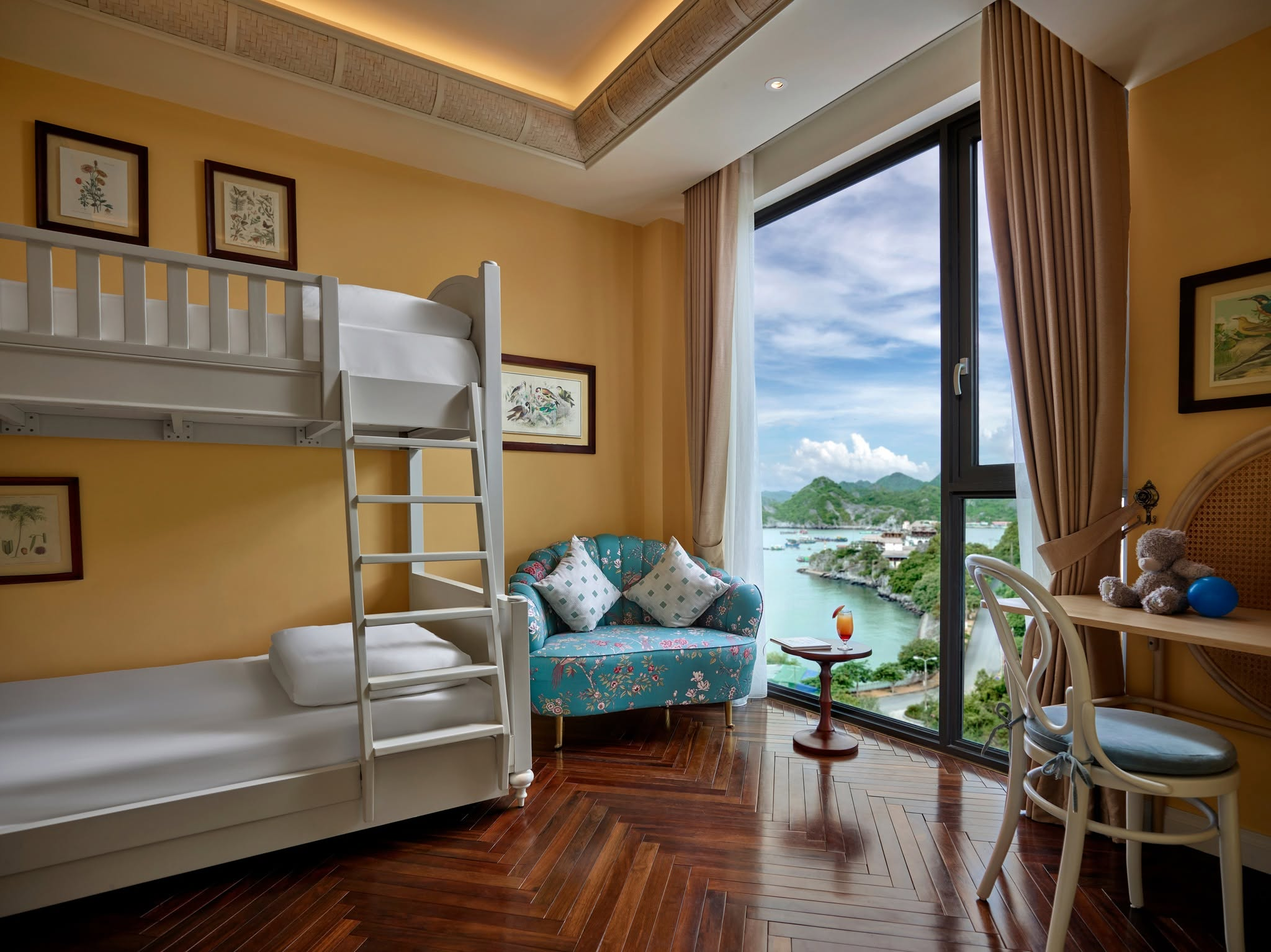 Hôtel Perle d’Orient Cat Ba sở hữu tầm nhìn tuyệt đẹp hướng ra vịnh Lan Hạ