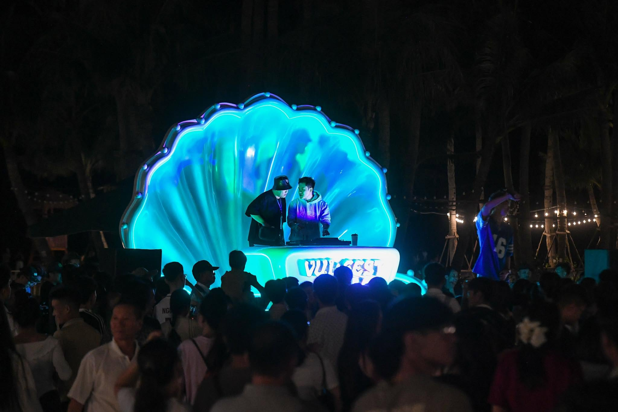 Chợ đêm VUI-Fest Cát Bà thu hút du khách với ẩm thực, nghệ thuật đường phố và những màn pháo hoa rực rỡ