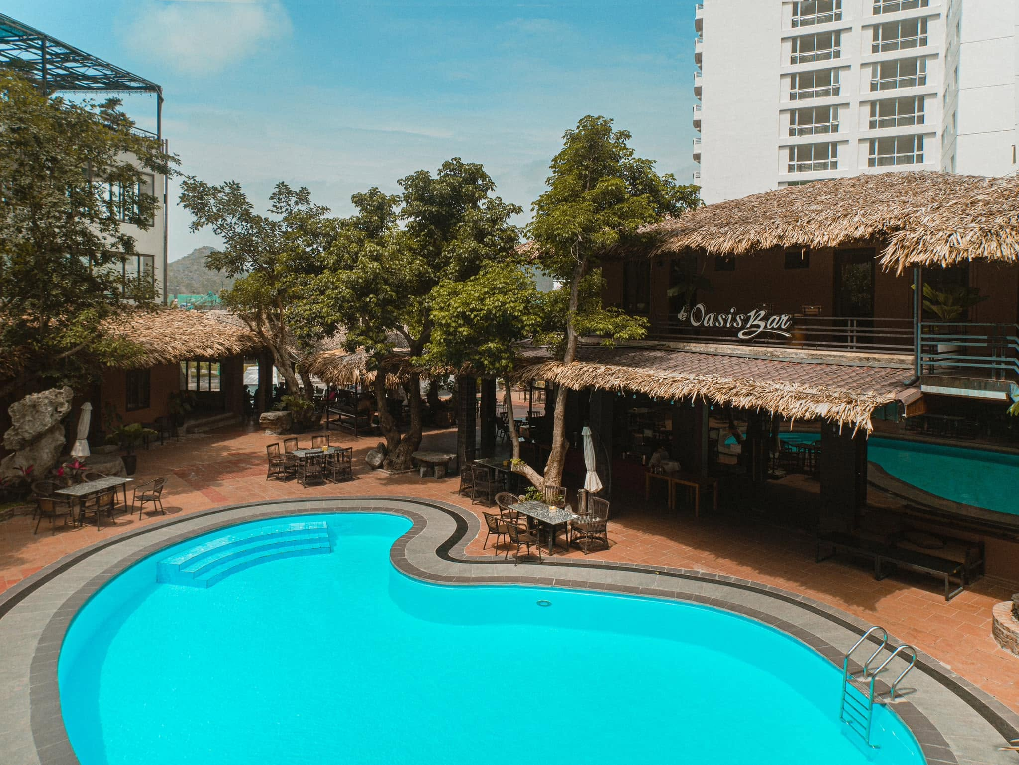 Cát Bà Oasis Bungalows Hotel nổi bật với hồ bơi ngoài trời giữa thiên nhiên xanh mát