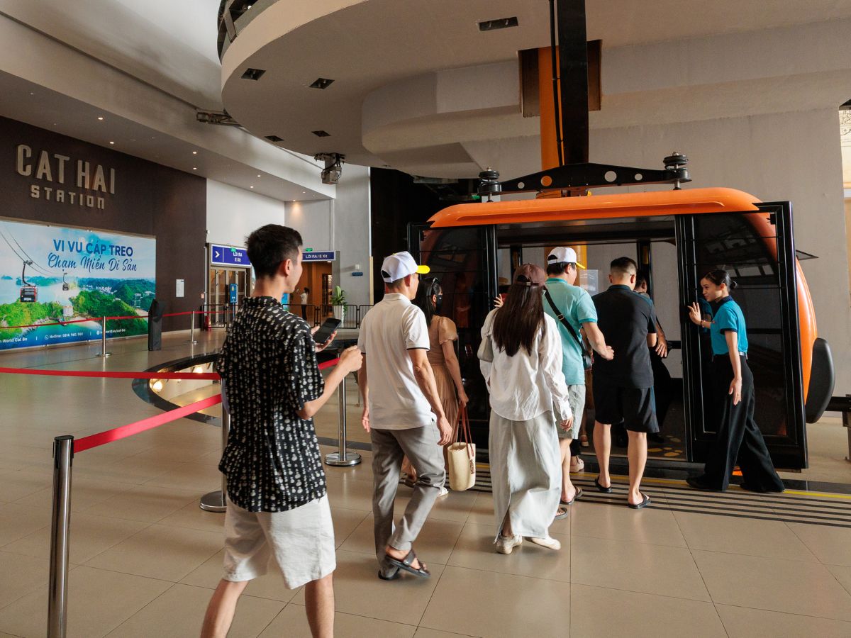 Many visitors choose the Cat Hai–Phu Long Cable Car