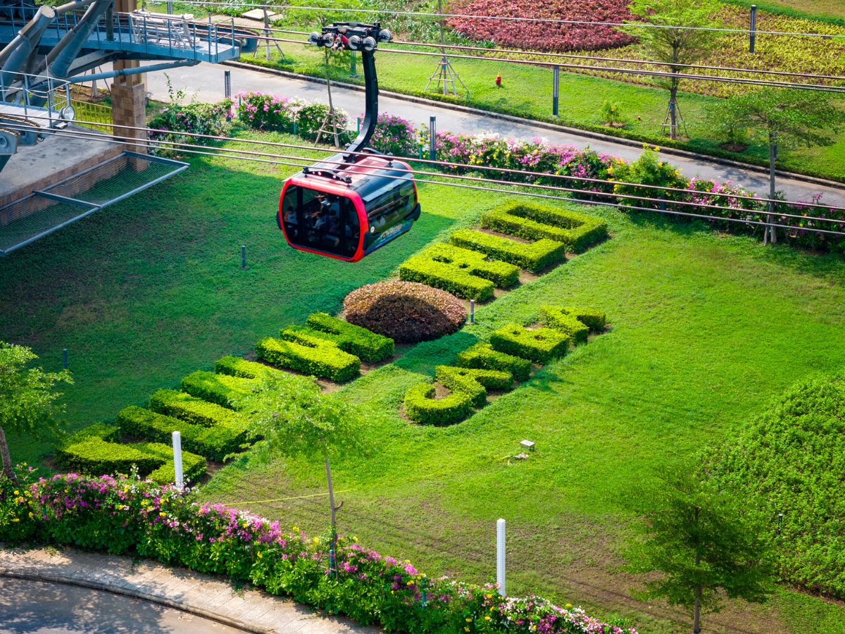 The journey aboard the Cat Ba Cable Car takes only around 10 minutes