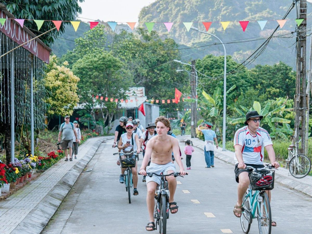 Làng Việt Hải là điểm đến phù hợp với du khách muốn tìm một góc Cát Bà yên bình