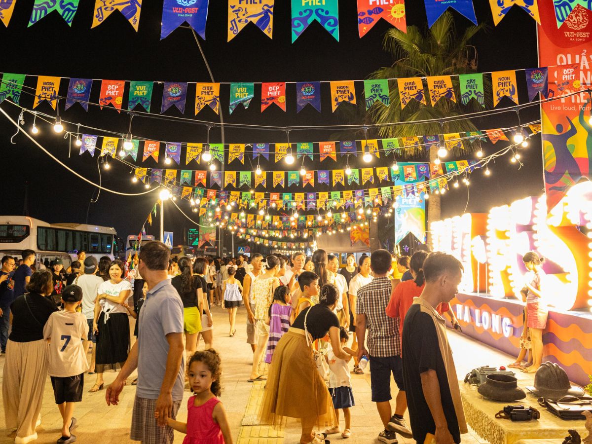 hợ đêm VUI-Fest là điểm dừng chân lý tưởng để cảm nhận nhịp sống sôi động của Cát Bà tháng 9