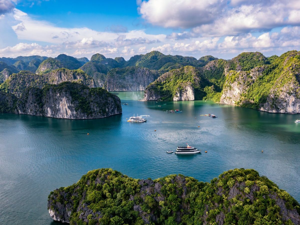 Cát Bà mang vẻ đẹp riêng trong từng thời điểm của năm