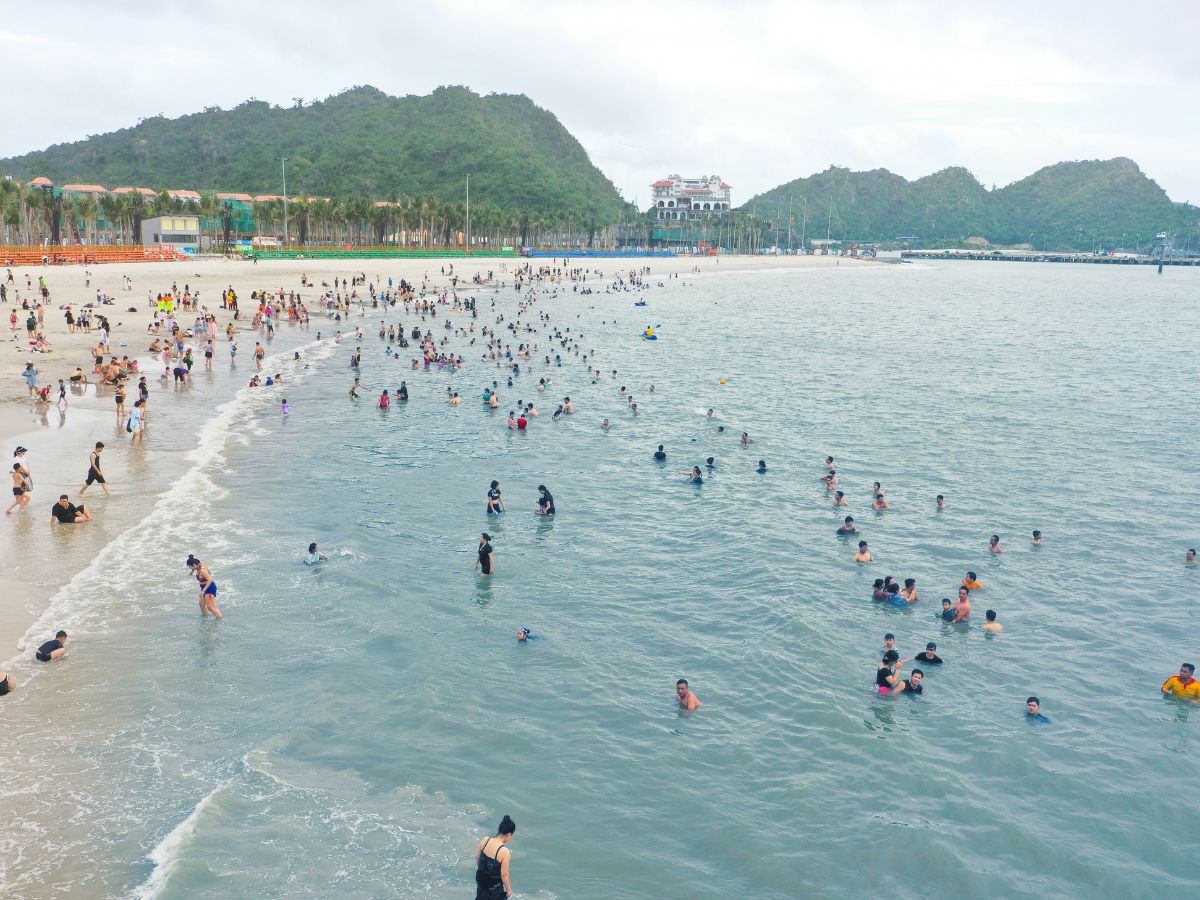 Tắm biển là trải nghiệm thú vị khi đi du lịch Cát Bà