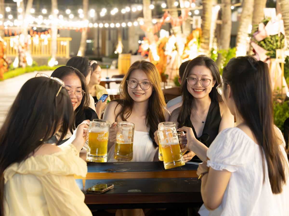 Dành buổi tối để thưởng thức ẩm thực và tận hưởng không khí tại Vịnh trung tâm