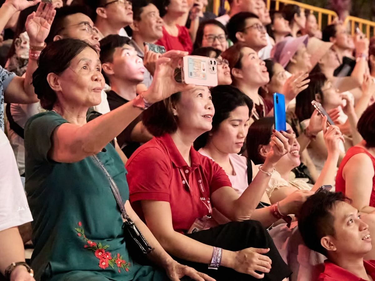Gia đình có thể chọn một vị trí thuận tiện để thưởng thức ẩm thực, xem biểu diễn hoặc tận hưởng không khí lễ hội trong khoảng thời gian phù hợp