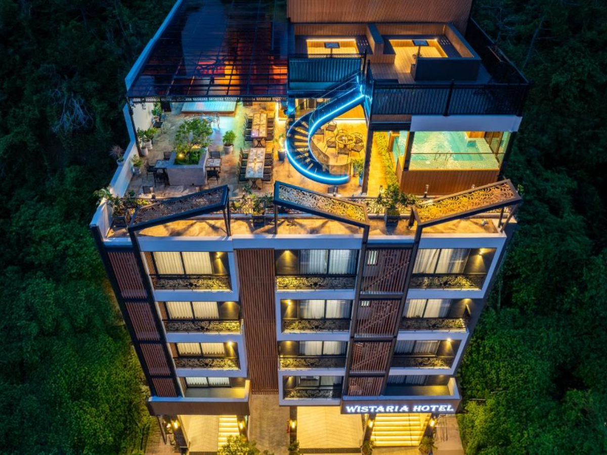 Carambola Lounge có sức chứa 60 khách và hoạt động từ 8h00 đến 23h00
