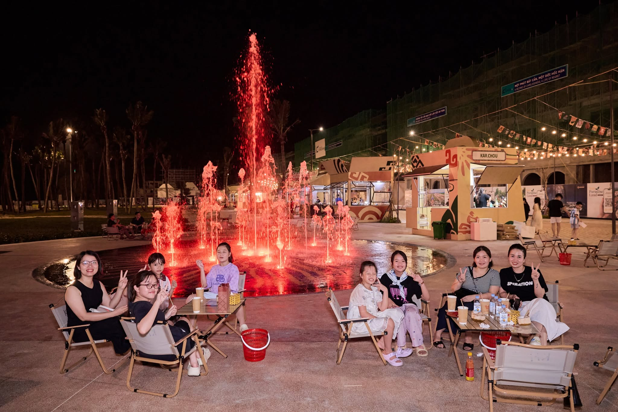 VUI-Fest Cat Ba rực sáng bên vịnh trung tâm với các gian hàng và chương trình giải trí về đêm
