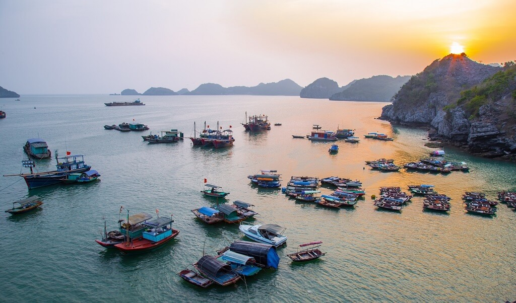 Làng chài Cái Bèo hiện ra bình yên với những ngôi nhà bè nằm giữa các dãy núi đá