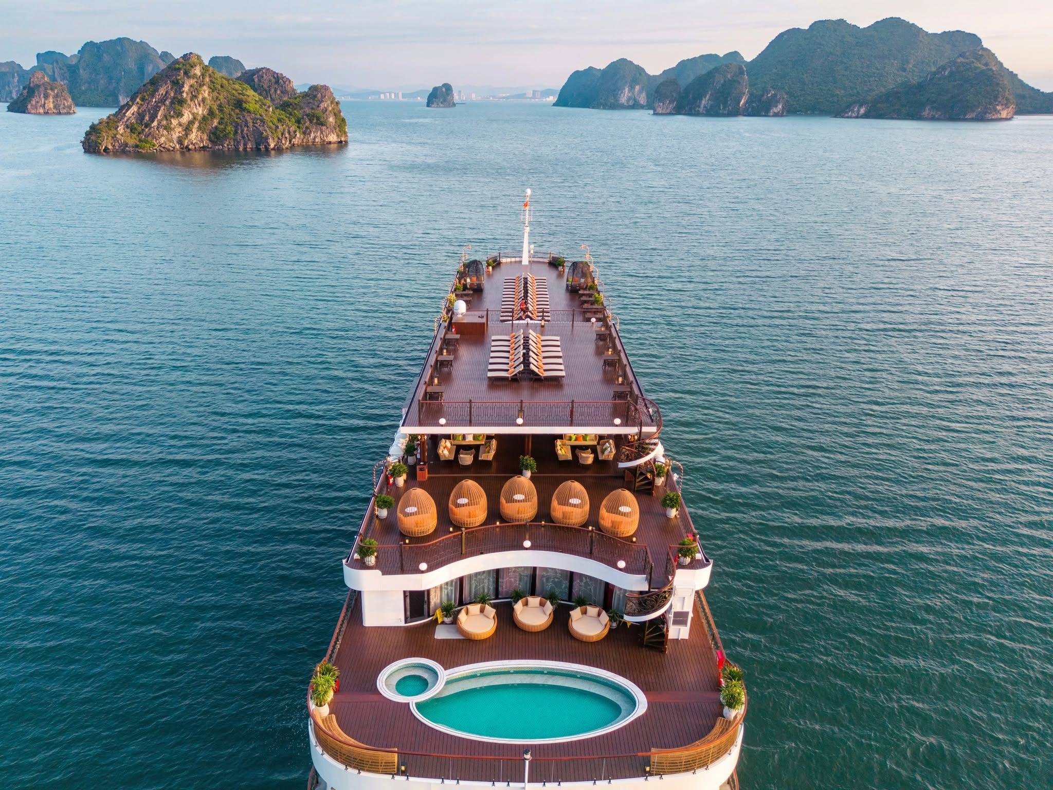 Giá tour du thuyền tham quan vịnh Lan Hạ có nhiều mức giá khác nhau tuỳ theo loại tàu du khách chọn.