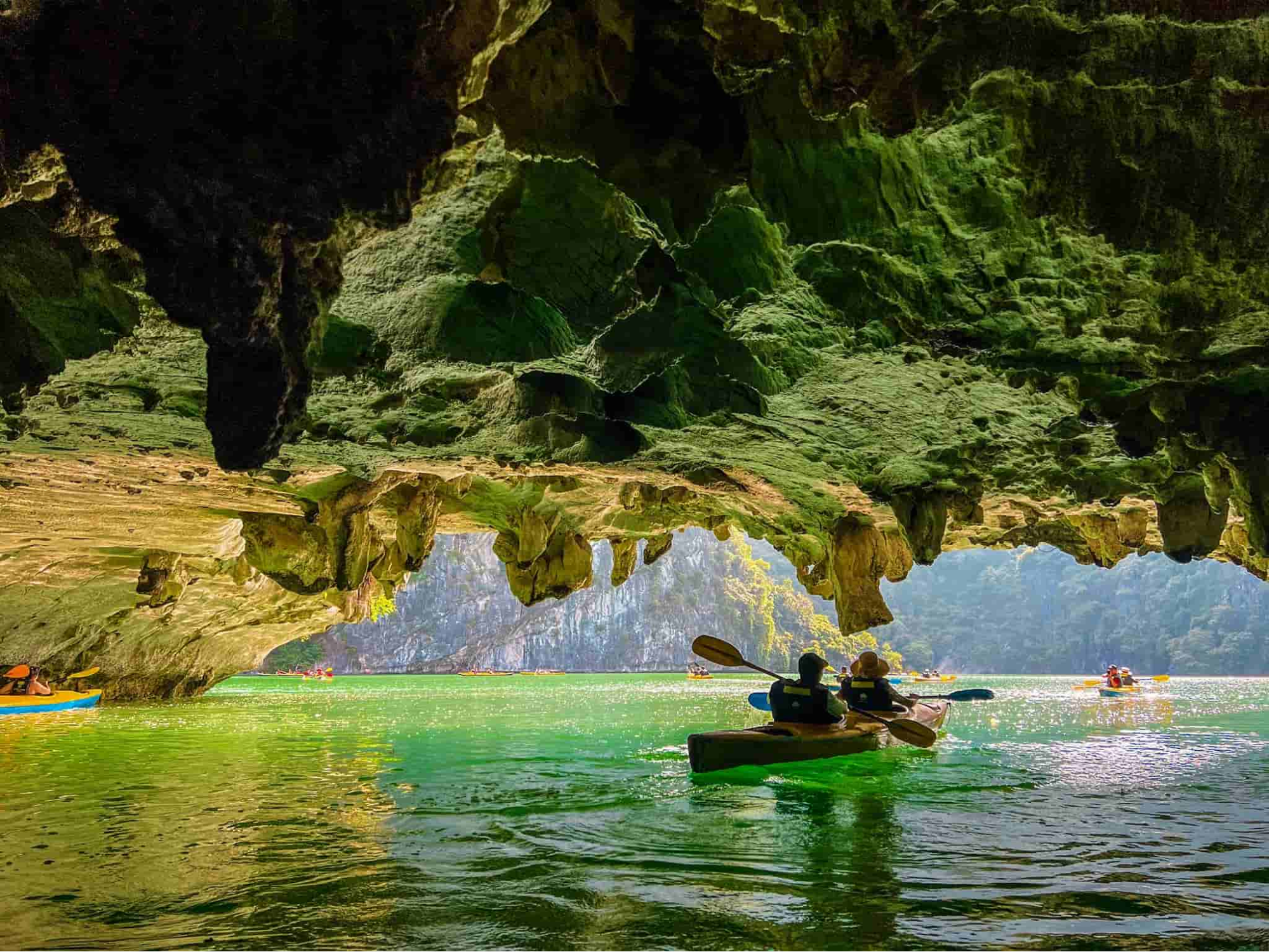 Trải nghiệm chèo kayak giữa cảnh quan núi đá vôi trên vịnh Lan Hạ, Cát Bà
