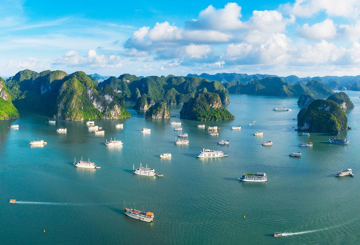 Cảnh quan karst biển đặc trưng làm nên thương hiệu du lịch vịnh Hạ Long