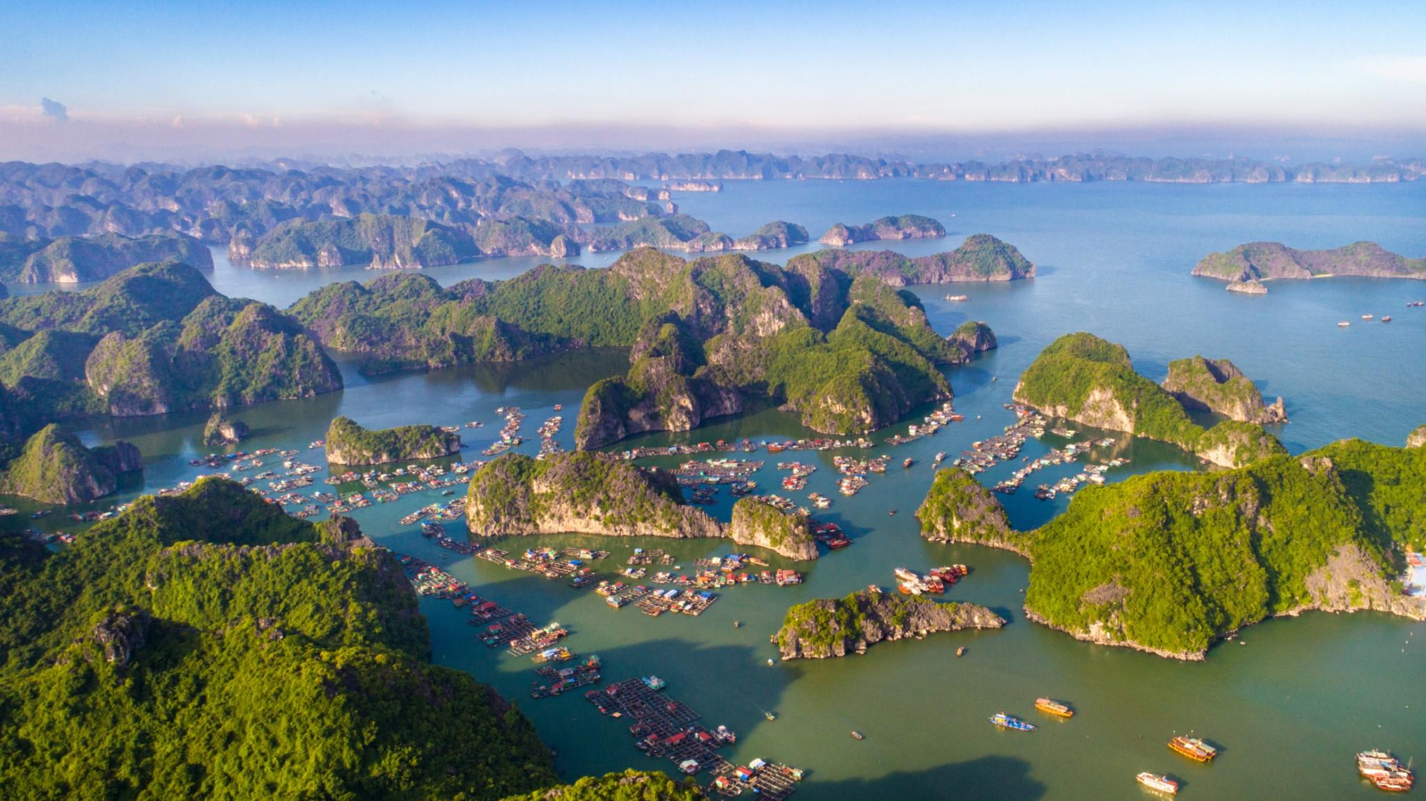 Hơn 1.100 đảo và đảo nhỏ tạo nên cảnh quan đặc trưng của Vịnh Hạ Long – Quần đảo Cát Bà