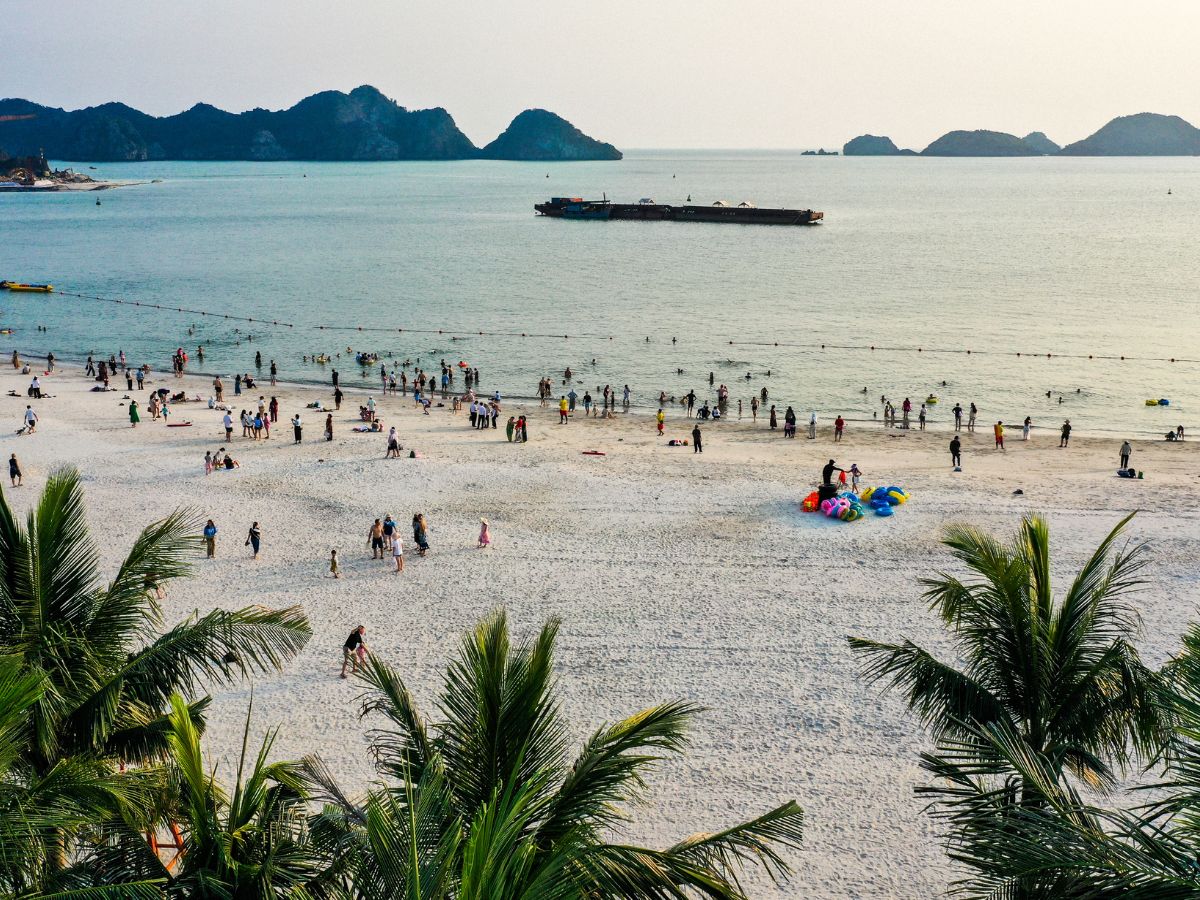 Nhiều trải nghiệm thú vị khi tắm biển tại bãi Cát Cò