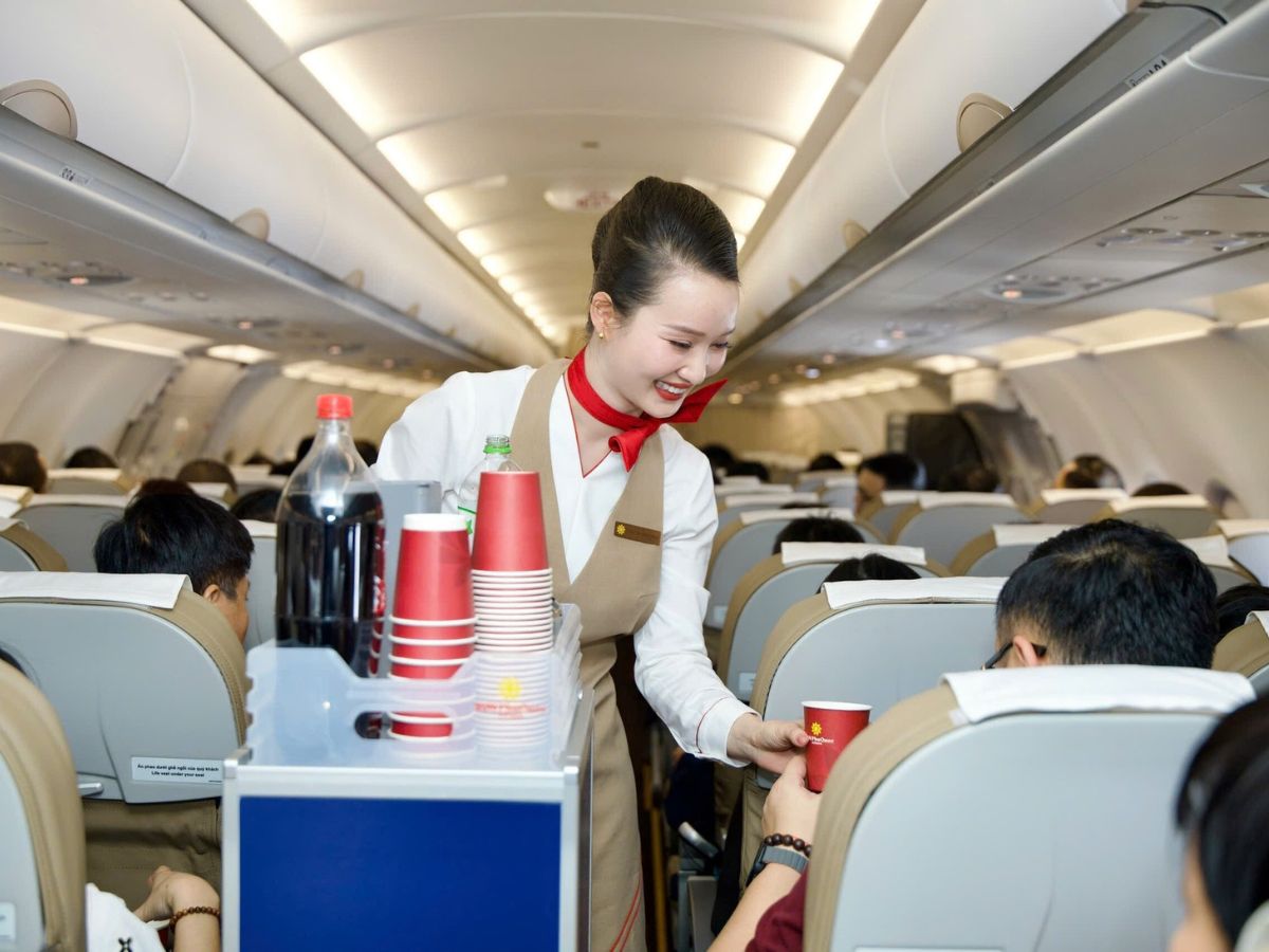 Di chuyển bằng máy bay giúp du khách có được sự thoải mái khi du lịch một mình đến Đà Nẵng