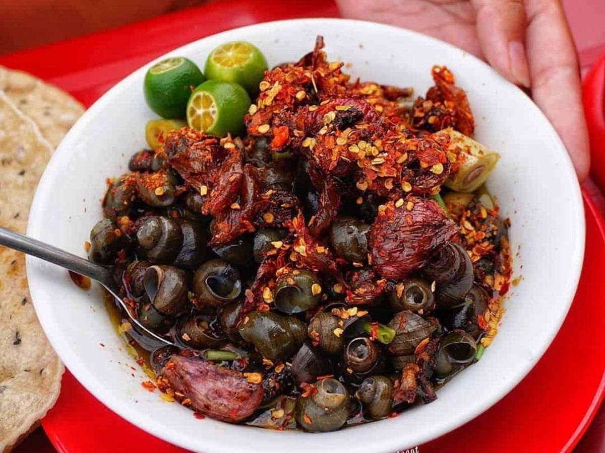 Ốc tại đây luôn được tẩm gia vị kỹ, giữ được độ dai giòn và vị ngọt đặc trưng vốn có