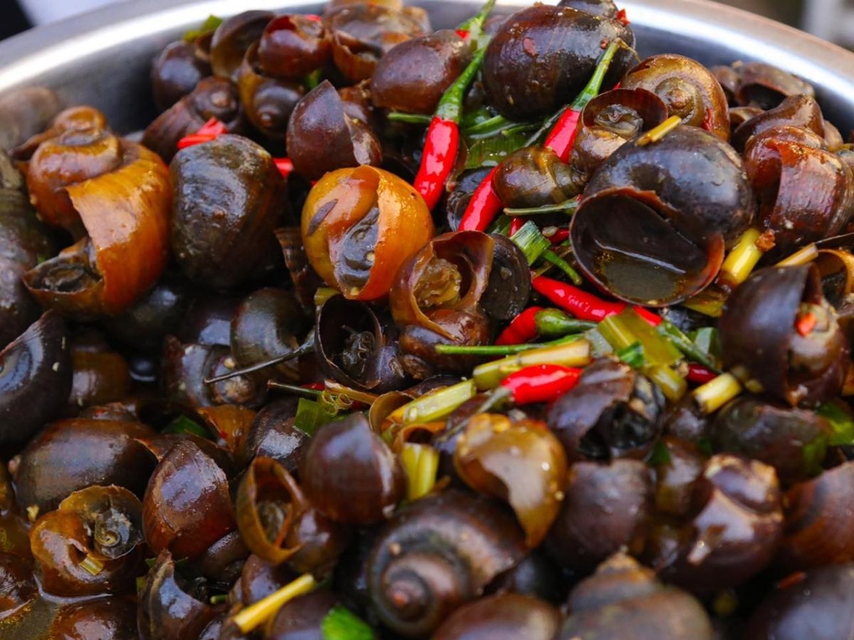 Quán ốc hút Thanh gây ấn tượng với thực khách bởi độ cay nổi bật và cách phục vụ niềm nở