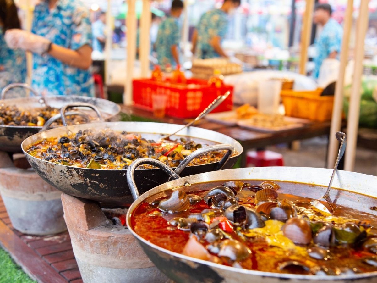 Khi thành phố lên đèn, cũng là lúc thích hợp nhất để thưởng thức ốc hút Đà Nẵng