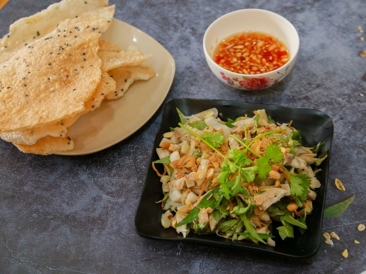 Sự góp mặt của bánh tráng mè nướng giòn khiến trải nghiệm thưởng thức càng trở nên đặc sắc